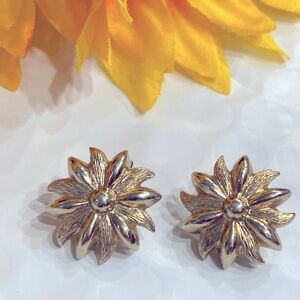 Vintage MONET - Gold Tone - Flower - Clip- On Earrings Beautiful Women’s Jewelry